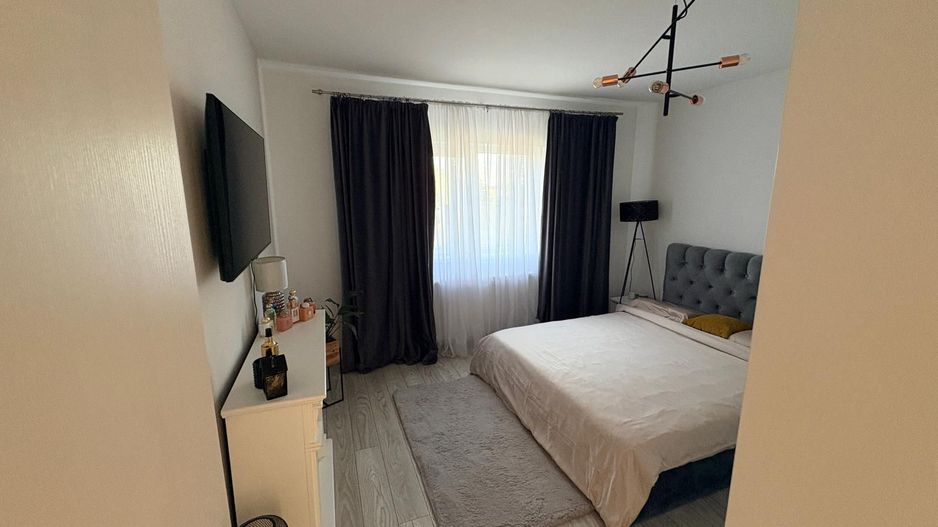 MOBILAT-UTILAT, 3 CAMERE, CURTE SPATOASA - Poză 6