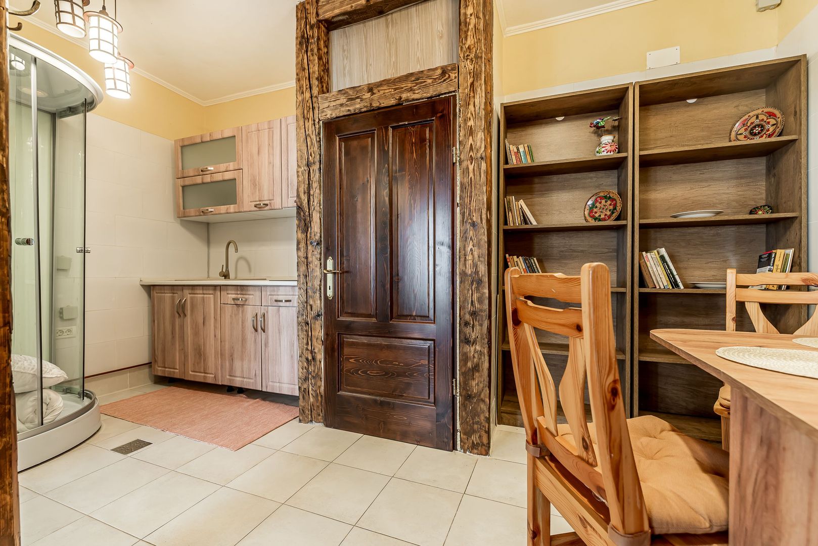 Spatiu comercial cu intrare din strada, fatada in curs de renovare - Poză 2