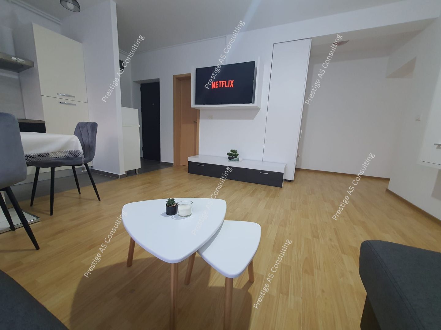 Închiriez apartament, 65mp, loc de parcare - Poză 1