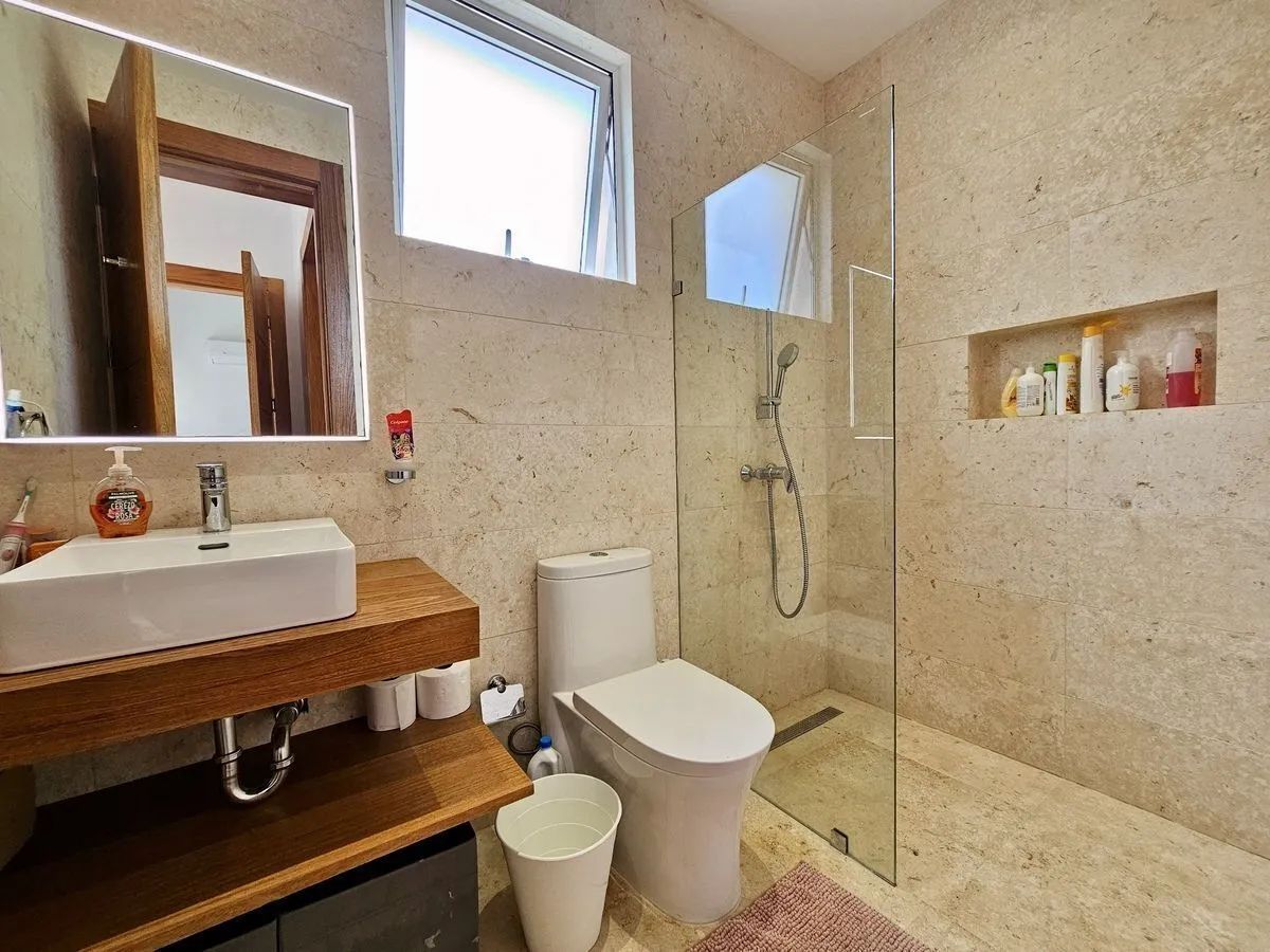 Vilă modernă de lux cu piscină privată - Poză 14