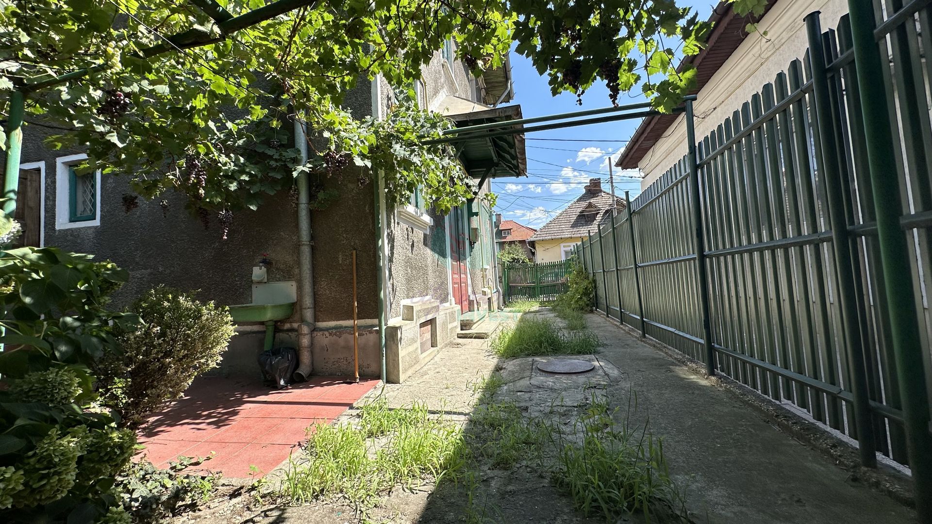 Curte generoasa si casa spatioasa in ZONA VATRA LUMINOASA - Poză 1