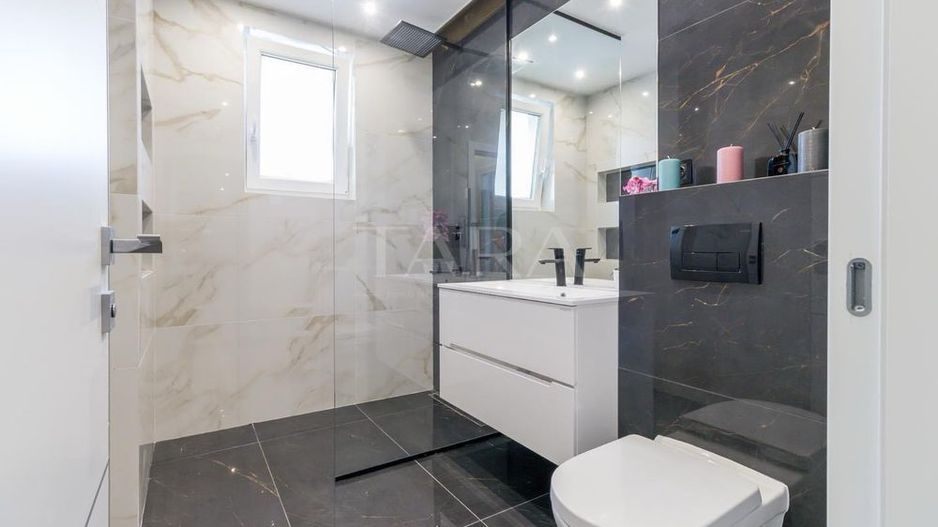 Apartament modern cu 3 camere,  balcon de 10mp și 2 locuri de parcare. - Poză 7