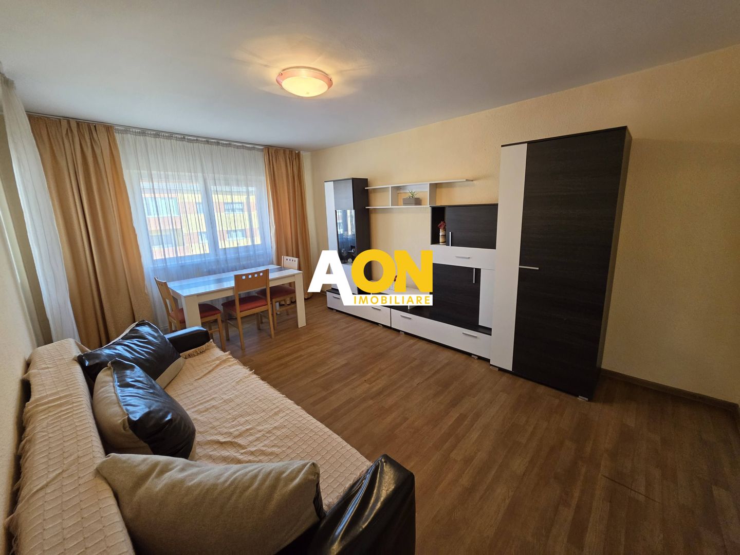 Apartament 3 camere, 68 mp utili, Cetate, zona Piata Cetate - Poză 1