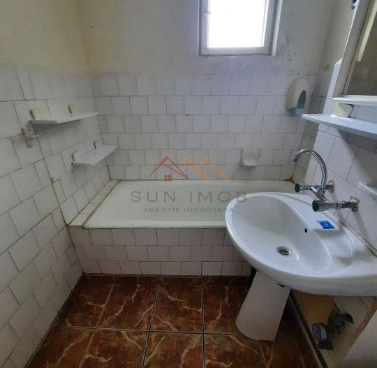 Apartament 3 camere, decomandat, ultracentral, perioada lunga, Campina - Poză 3