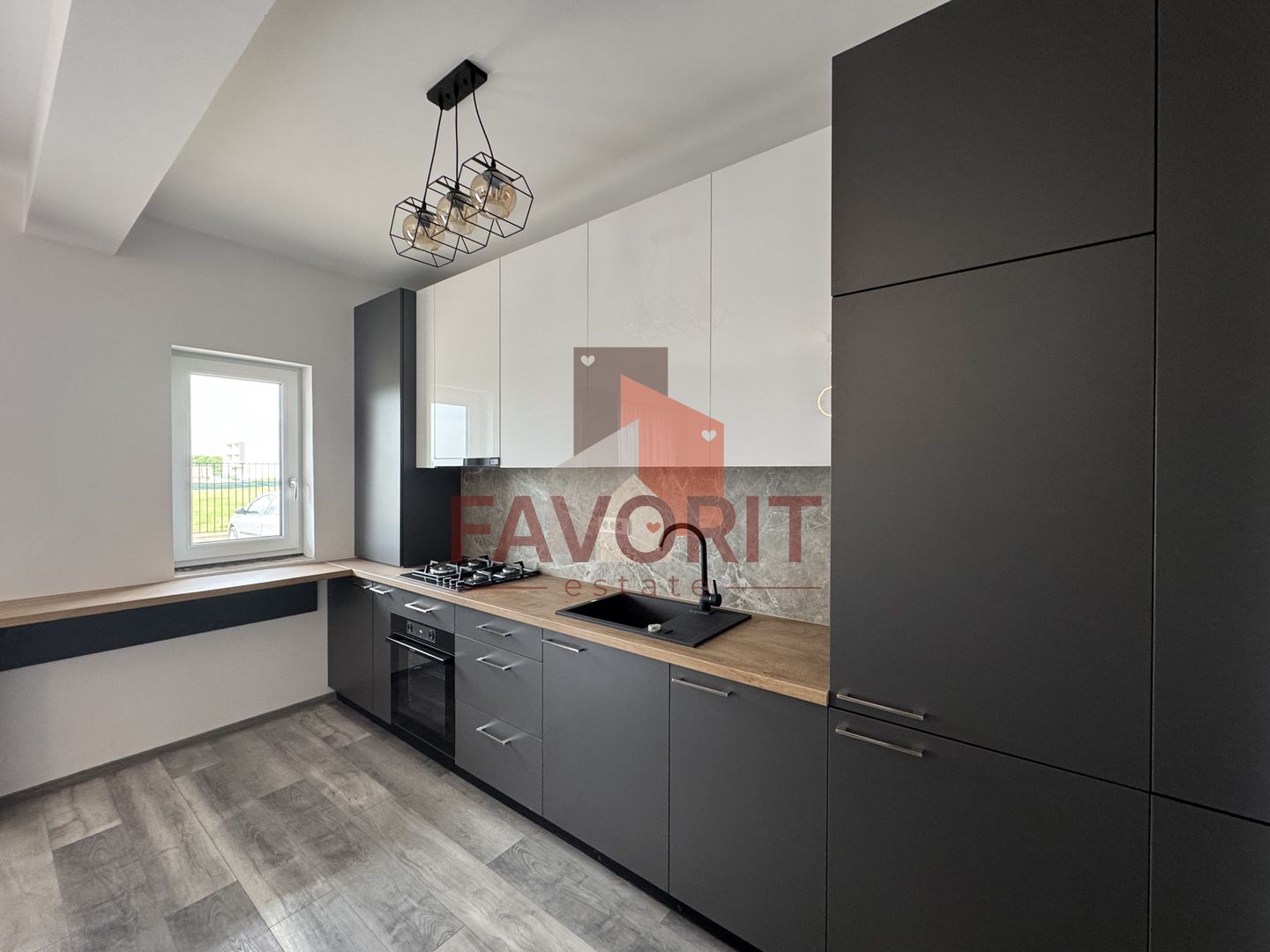 Mobilat si utilat. 2 locuri de parcare. Curte privata in CF - Poză 1