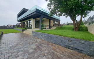 Vilă modernă premium cu piscină interioară, teren 1200 mp și panoramă - Poză 1