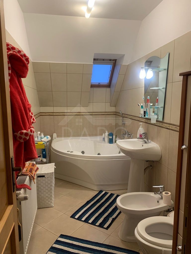 Se inchiriaza casa 3 dormitoare, living, dining, garaj Str Muntenia - Poză 5