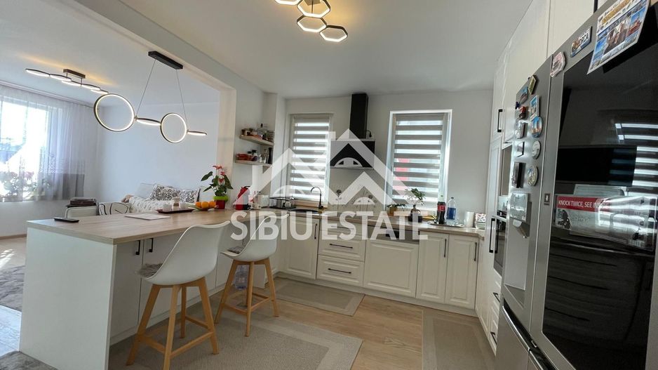 Casa cvadruplex de vanzare 4 camere, 2 locuri de parcare - Poză 1