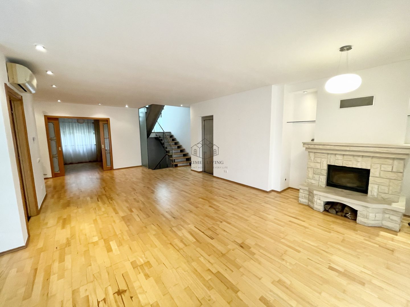 VILA CU 7 CAMERE IN COMPLEX REZIDENTIAL IN IANCU NICOLAE - Poză 1