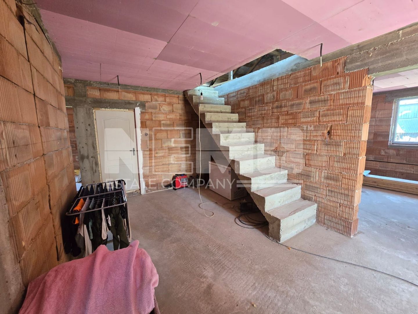 Casă la roșu la 165000 euro I Pe teren de 32 de ari I Măneuți - Poză 3