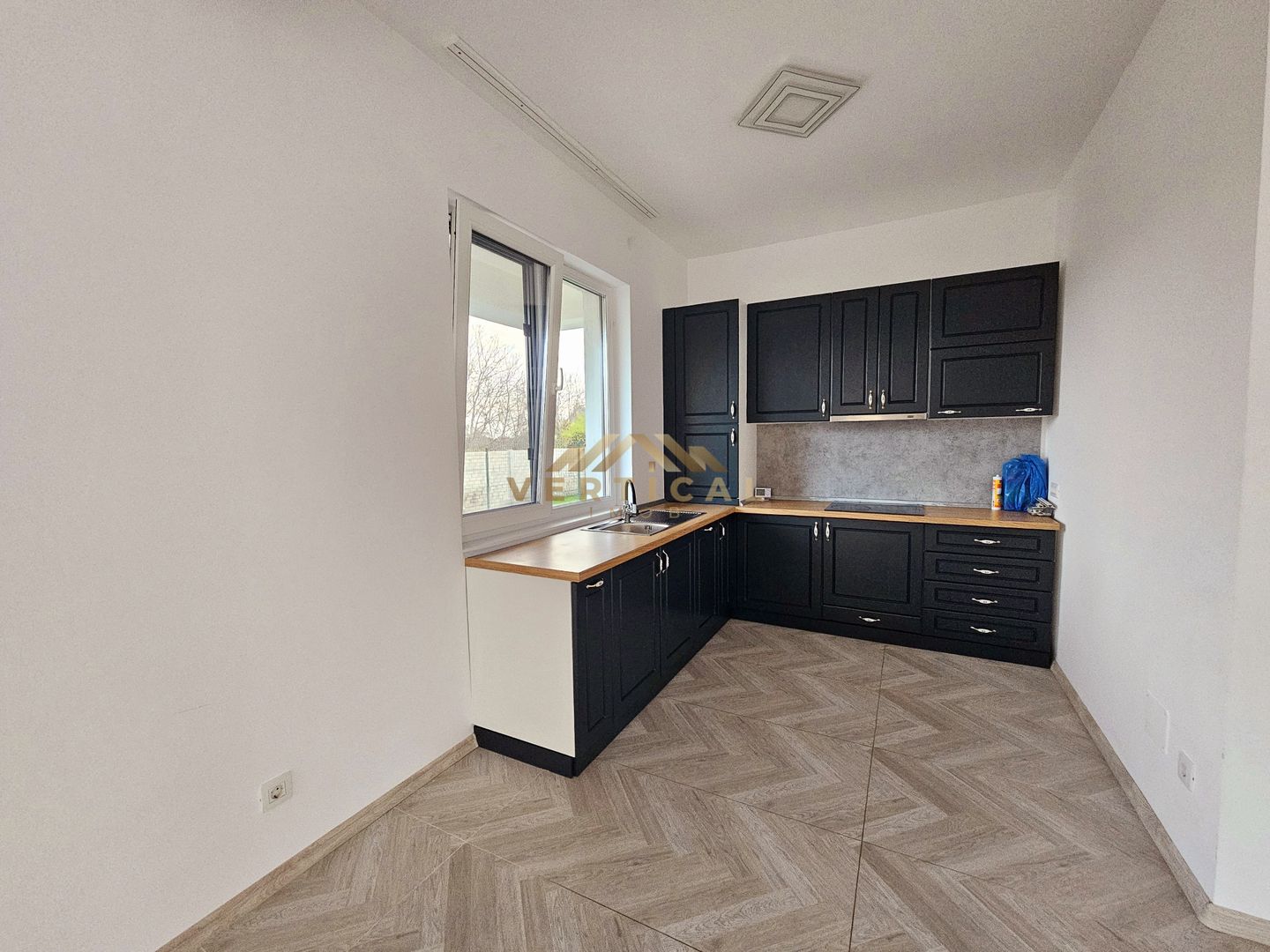 Vila la intrare in comuna Berceni - Poză 6