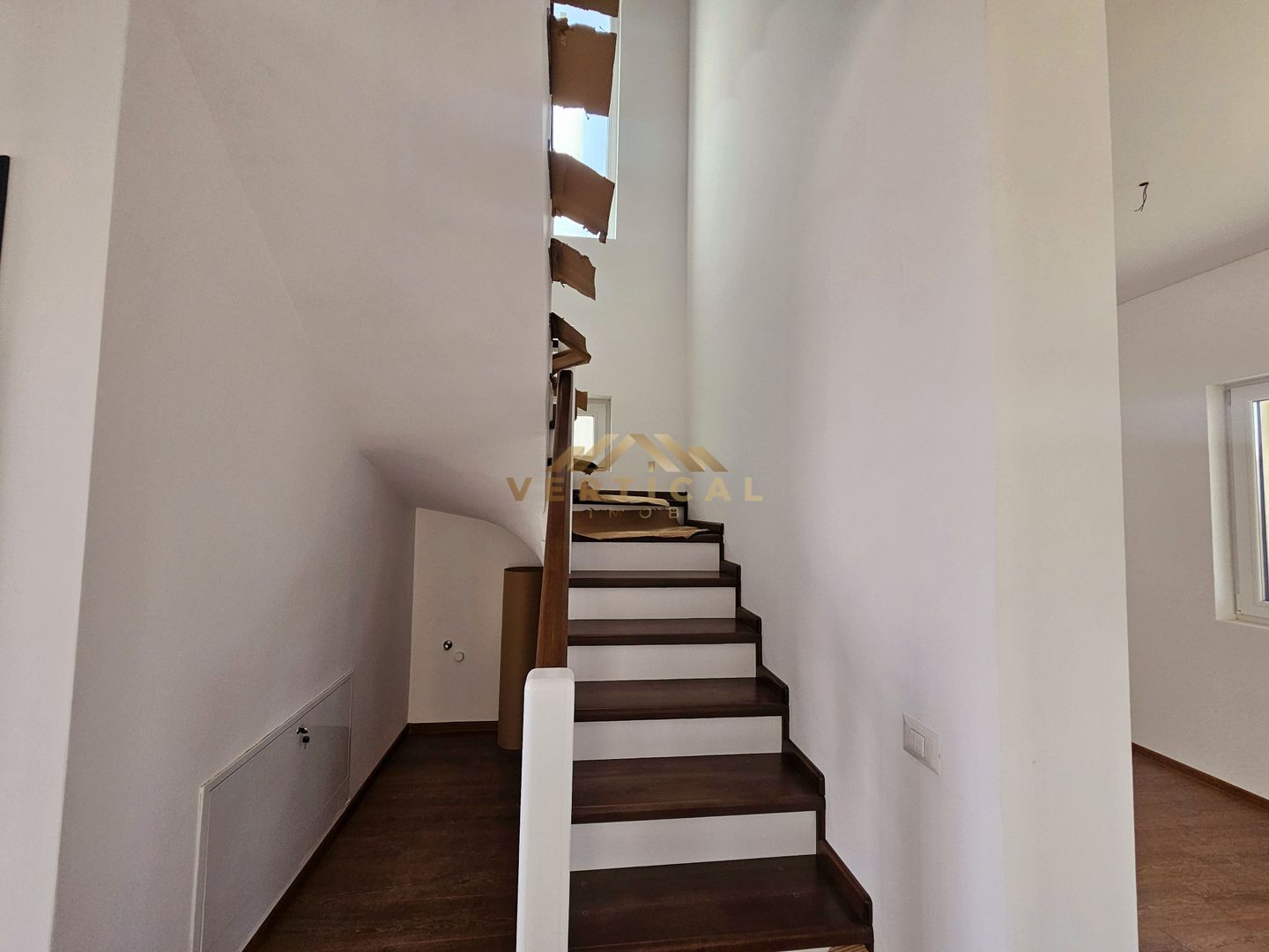 Vila 4 camere | 3 bai | comuna Berceni - Poză 3
