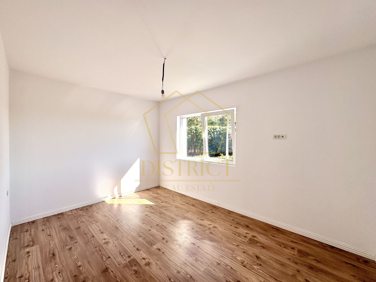 Duplex cu 4 camere, despărțit prin camera tehnica | Mosnita Noua - Poză 11