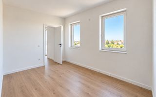 3 camere.  Etaj intermediar. Asfalt. Loc de parcare. - Poză 4