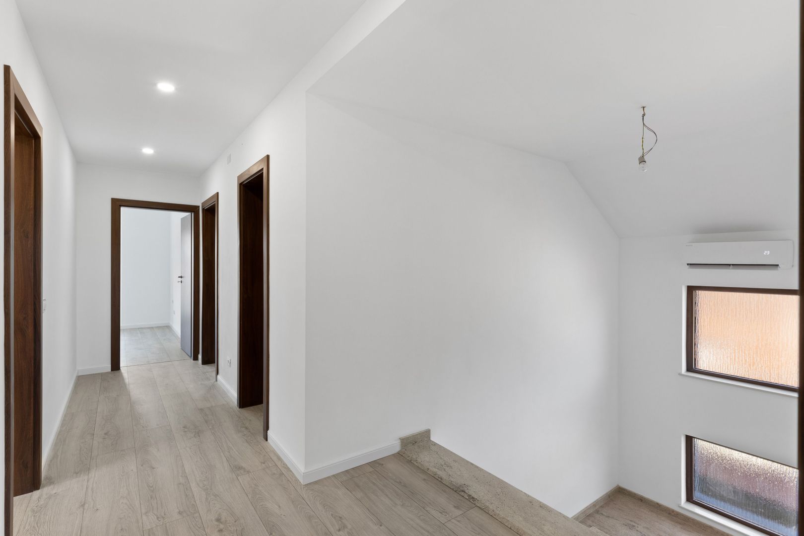 Eleganta, Confortul, Calitatea, liniste Vila P+M Garaj Pecica Arad - Poză 13