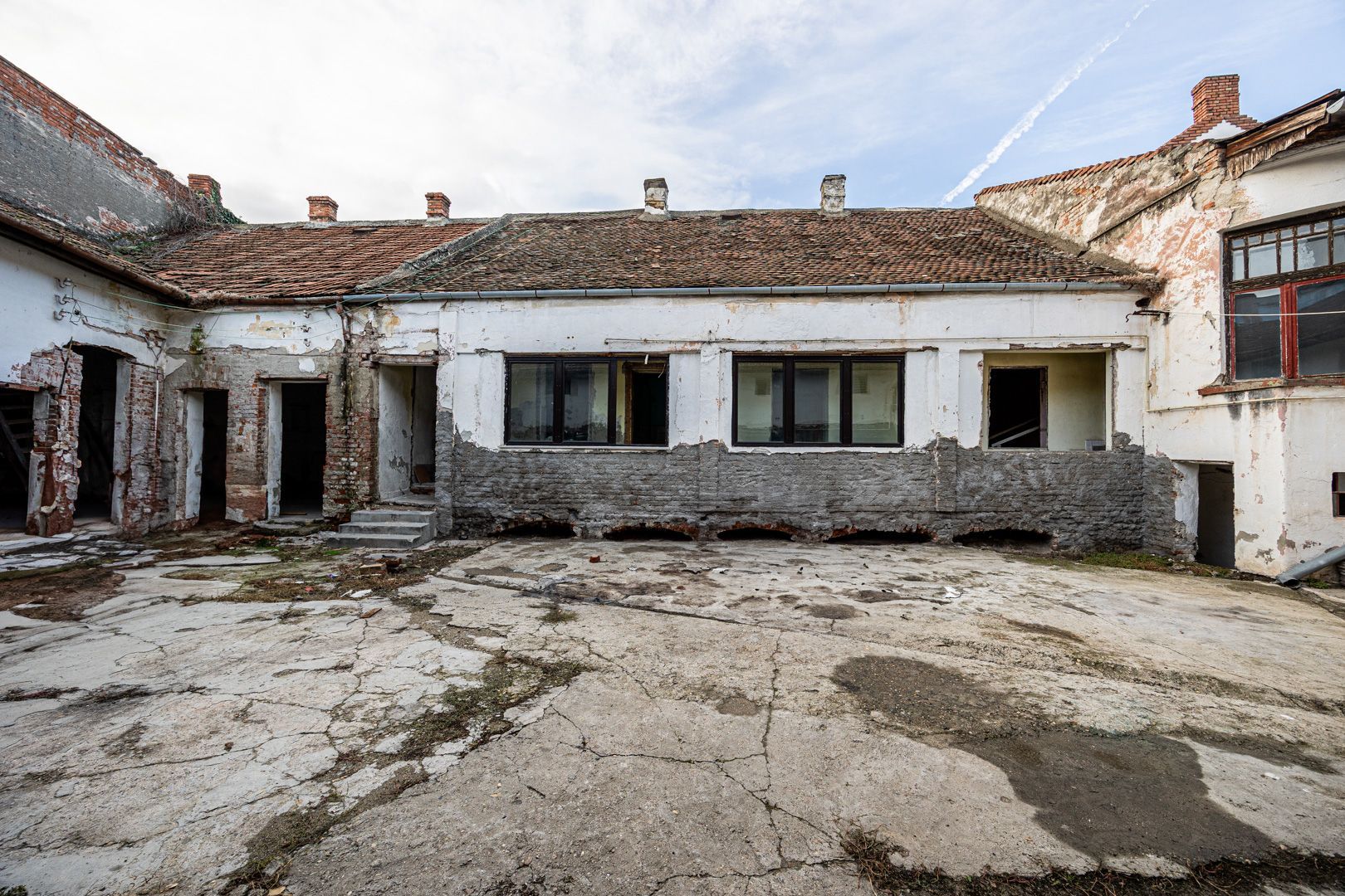 Proiect de clinică sau birouri în centru – casă cu demisol, de renovat - Poză 1