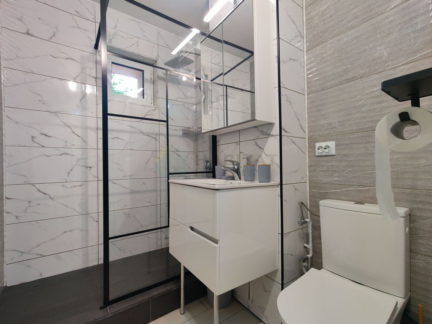 Prima inchirere,  strada Odobesti la intrarea in parc - Poză 11