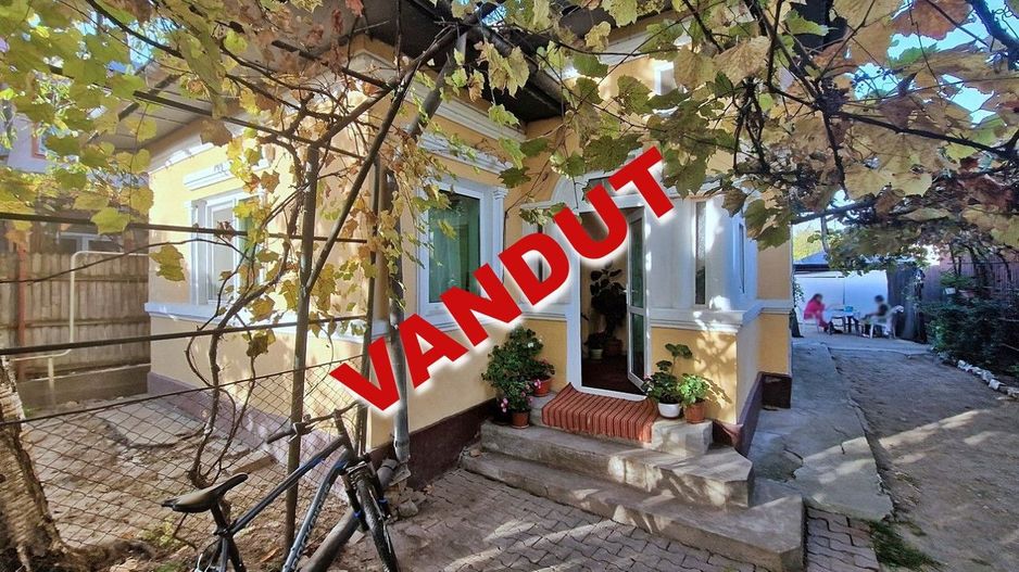 Vanzare casa cu teren 1800 mp, Pitesti str Bananai, la intrare - Poză 1