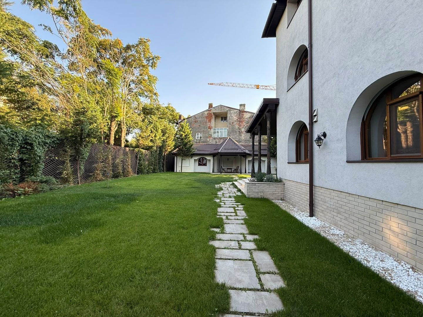 Vilă elegantă cu teren de aproximativ 1.000 mp - Poză 3