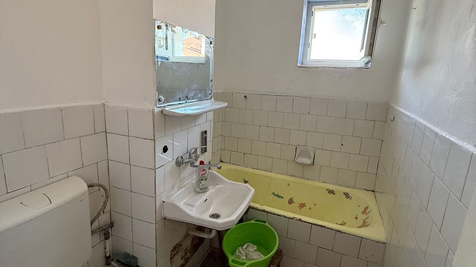 Garsonieră 27 mp cu balcon - etaj 2 - nemobilata -bloc an 1980 - Poză 9