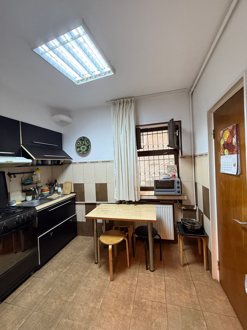 De vanzare 4 camere, curte exclusivă 250 mp, Str. Uruguay - Bucuresti - Poză 13