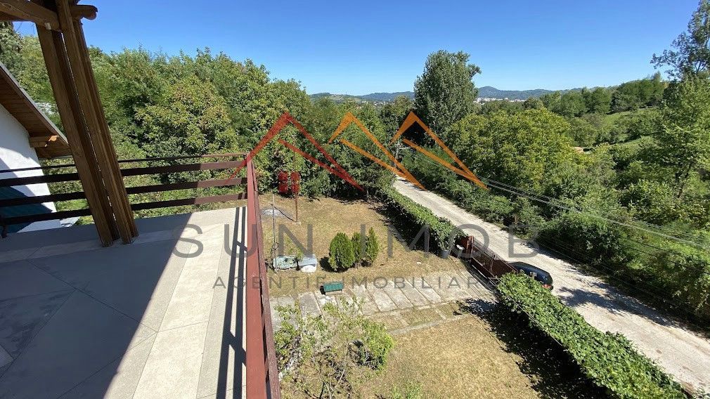 Vila de vanzare, teren 3100 mp, 7 camere, 6 grupuri sanitare, 3 CT, an 1997 - Poză 42