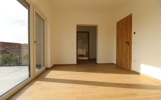 Casa zona Lunei, 5 camere + 3 bai, centrala proprie, rezidential sau birouri ! - Poză 23