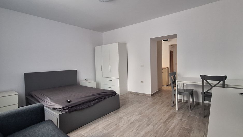 Apartament central cu o camera si loc de parcare - Poză 11
