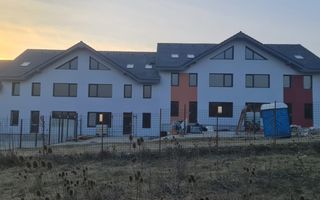 Casa de vânzare tip înșiruita la intrare in Cristian - Poză 5