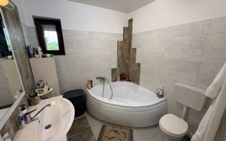 Casă înșiruită complet mobilată + curte+ 2 parcari în complex inchis! - Poză 10