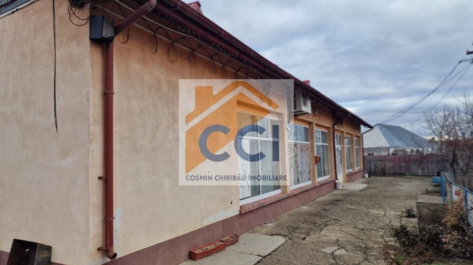 Se oferă spre vânzare / închiriere clădire cu spațiu comercial - Poză 14