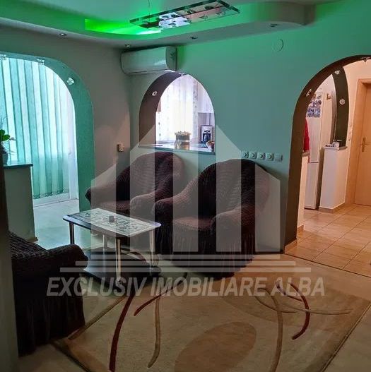 Apartament cu 3 camere de vanzare in Cetate - Poză 2