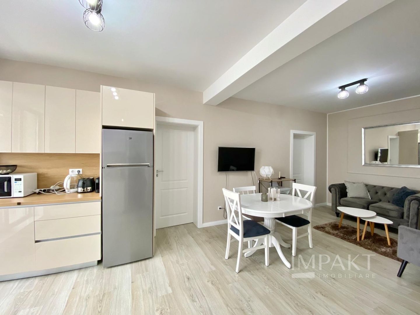 Apartament 3 camere aflat la 2 pași de UMF! Disponibil din 1 August - Poză 1