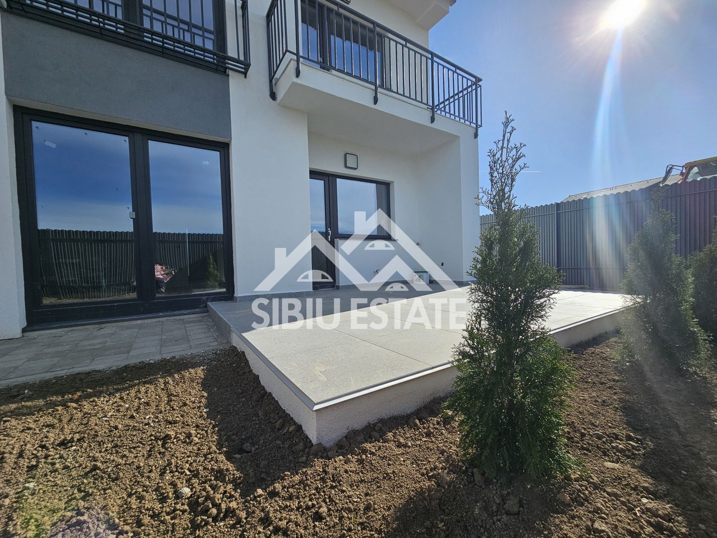 Casa noua la cheie 4 camere, 2bai, terasa, carport - Poză 1