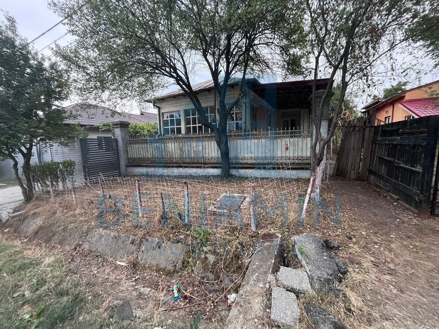 Casă cu personalitate și teren generos in Livezi, comuna Podari - Poză 1