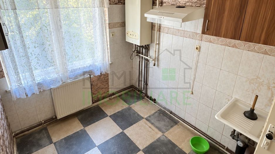 Apartament 3 camere Tractorul, ideal pentru renovare și personalizare - Poză 1