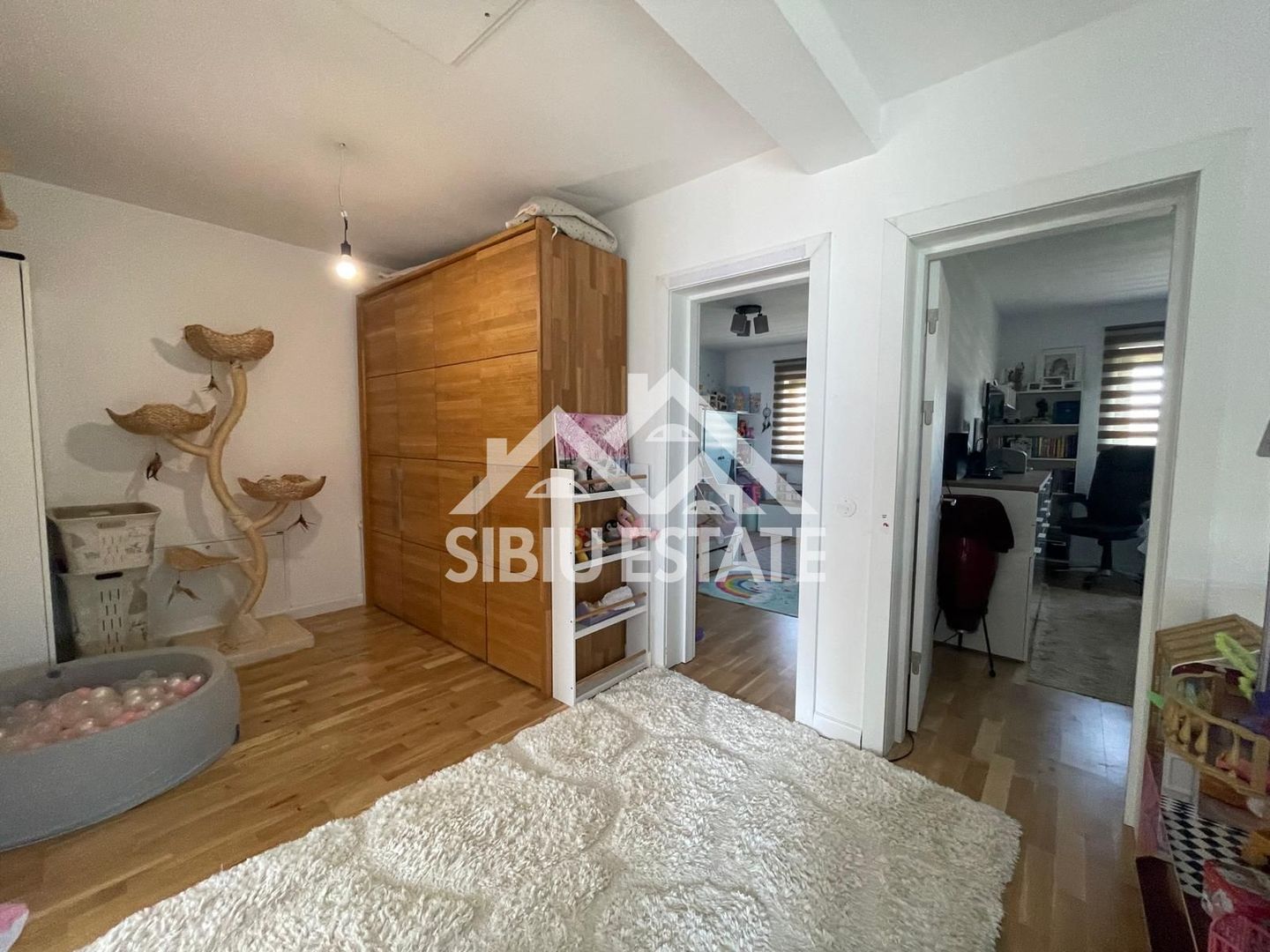 Duplex elegant cu 5 camere, 2 bai, curte in Cristian - Poză 19