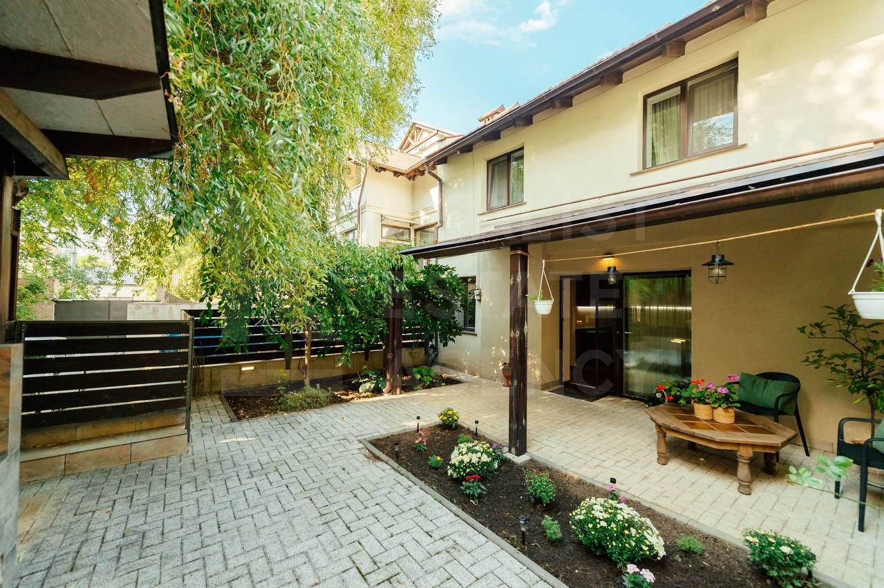 Chirie, casă, 4 camere, Centru - Poză 1