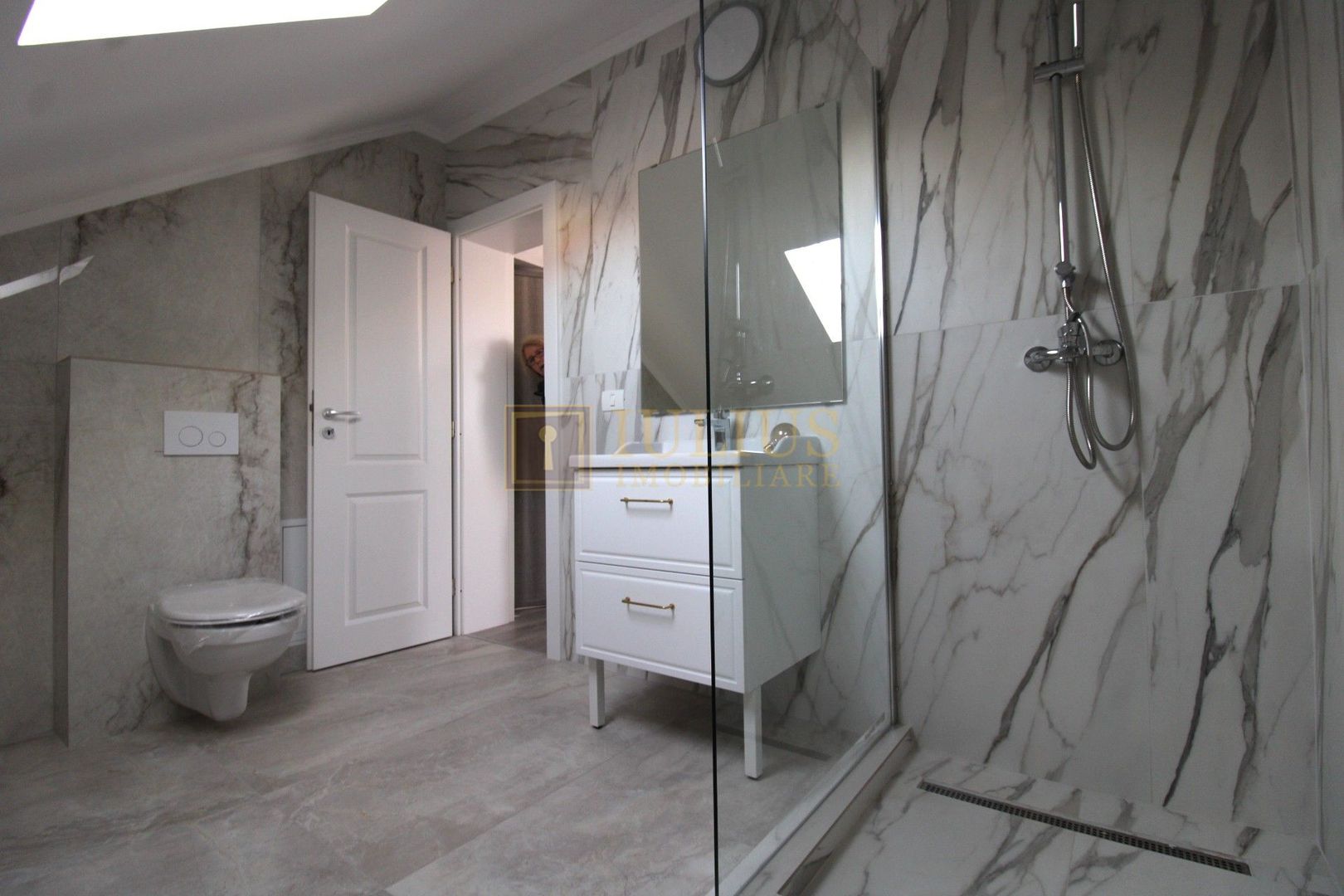 Curte, 4 apartamente, 8 camere, perfectă pt activități educaționale-Dumbravita - Poză 24