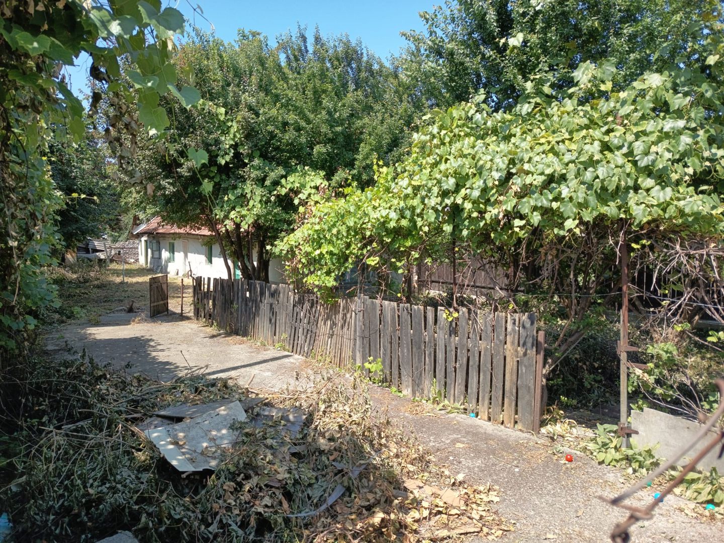 Casa demolabila+Teren generos 546 mp in Bartolomeu,ideal pentru investitie - Poză 1