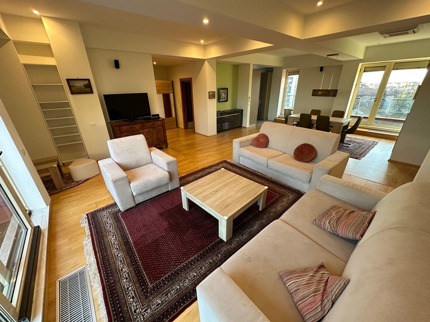 Penthouse de închiriat cu terase de 65 mp - Poză 2