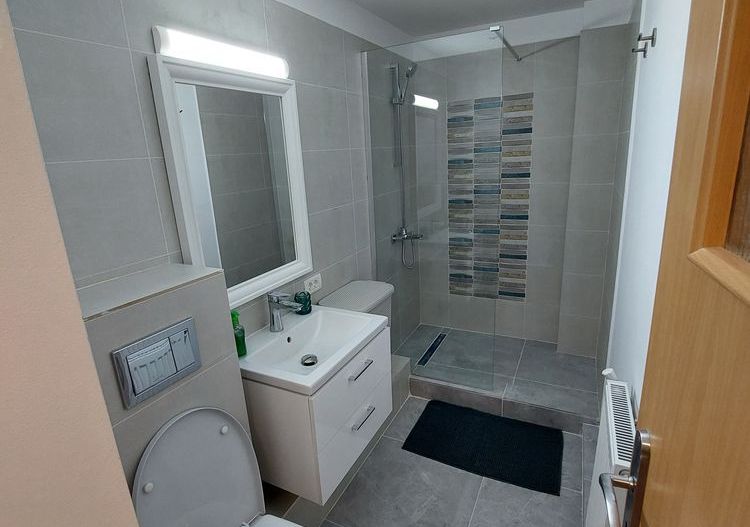 Vanzare Garsoniera 42 mp 3 Minute Mall Vitan Complet Renovata - Poză 1