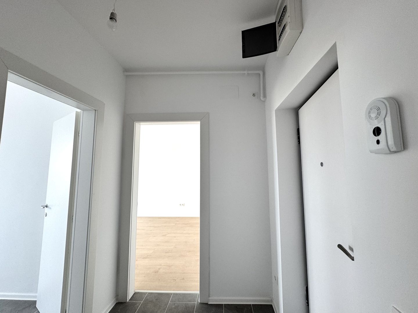 Apartament cu 2 camere, etaj 3/6, orientare Nord - Lac Straulesti - Poză 9