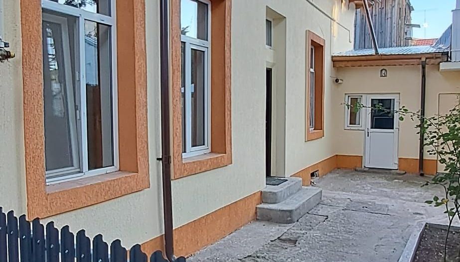 TINERETULUI (metrou) - DIMITRIE CANTEMIR, casa 2 camere, curte proprie - Poză 1