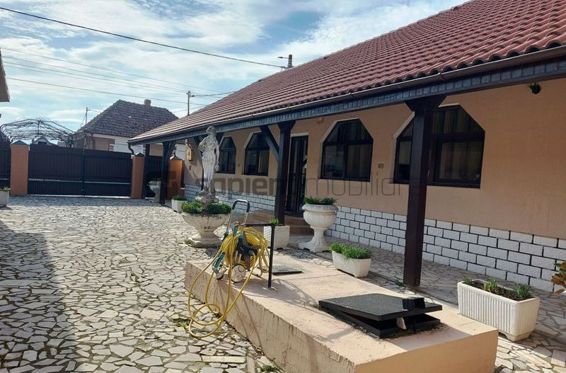 De vanzare casa si spatiu de restaurant in Tarian - Poză 1