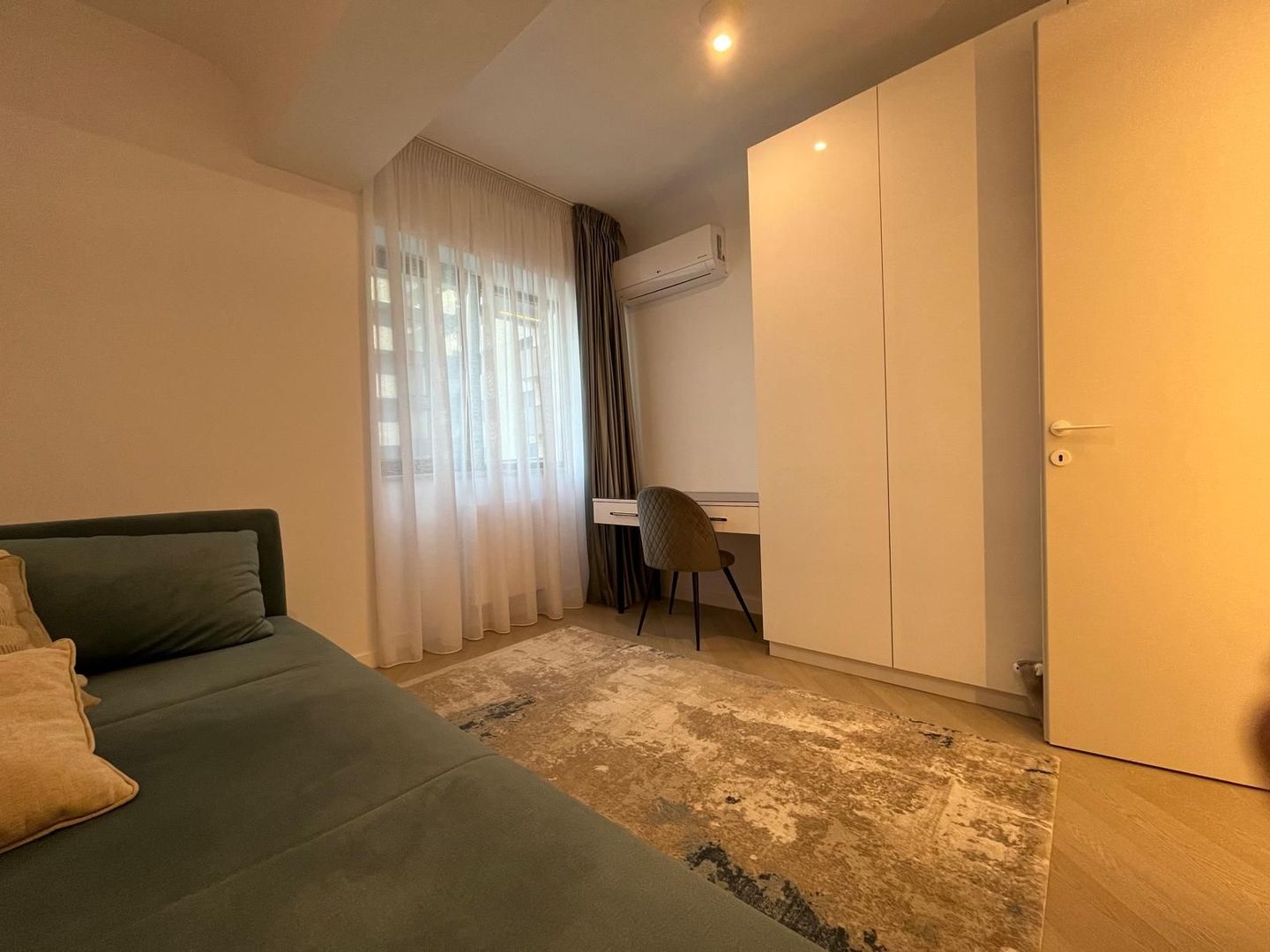 INCHIRIERE TREI CAMERE PARCARE INCLUSA PIPERA CORTINA NORTH - Poză 7