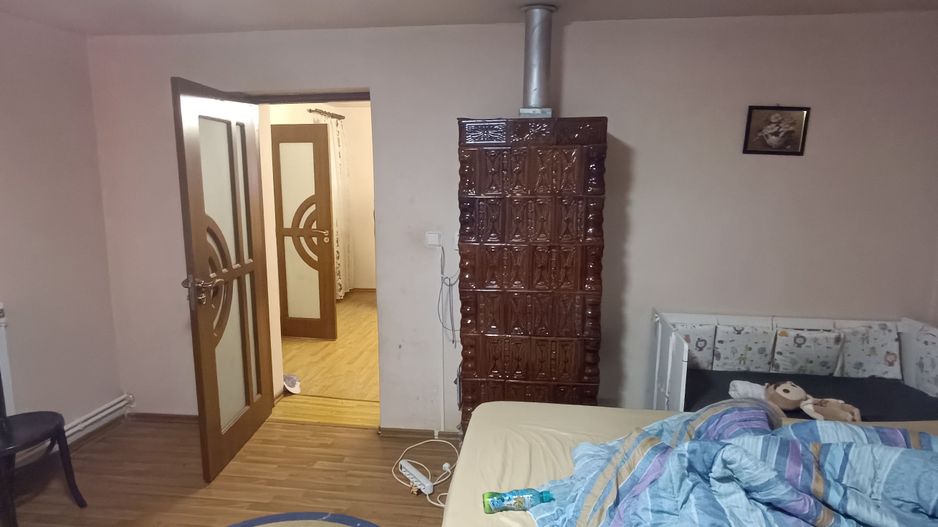 Casă spațioasă cu 4 camere , curte și teren generos în Mașloc - Poză 12