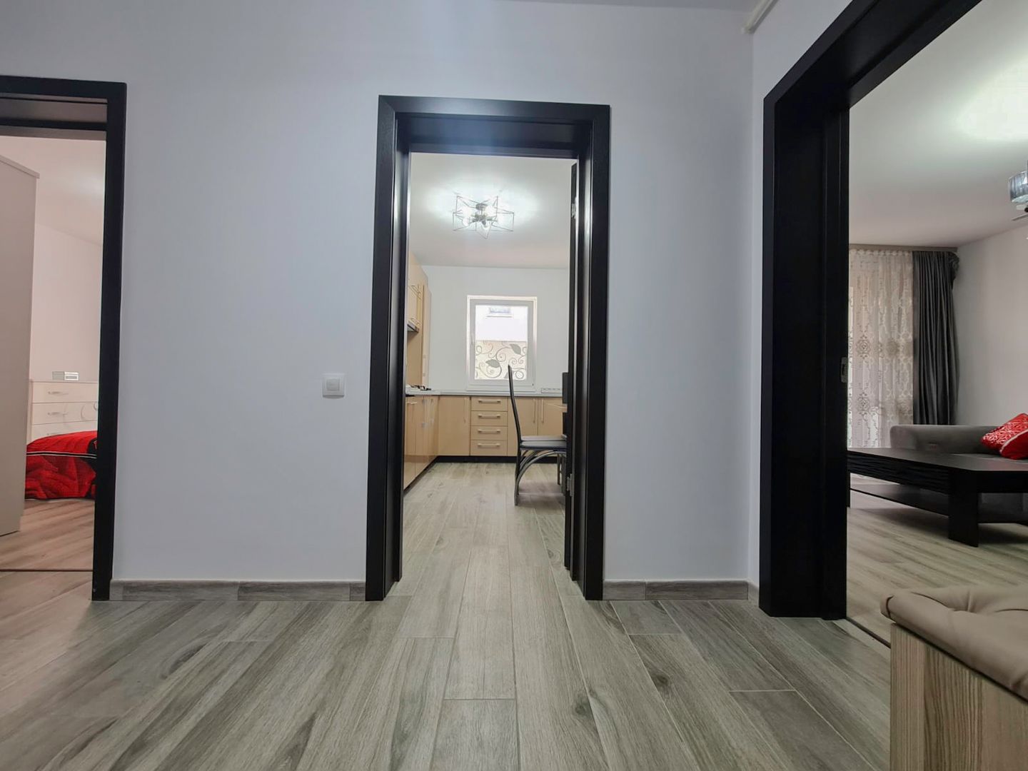 Apartament nou, mobilat și utilat - 3 camere, 2 bai și curte - Poză 8