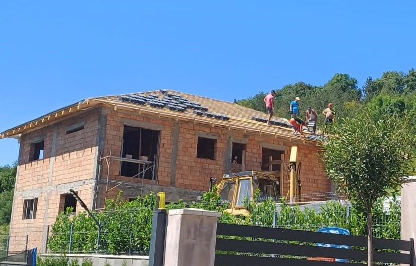 Casă Corunca -240 mp, demisol -garaj,cramă-teren 1100 mp - Poză 1