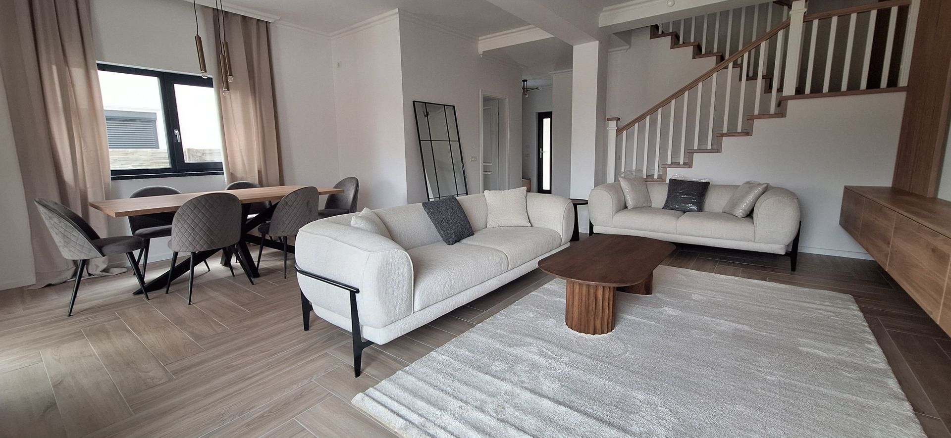 Duplex frumos cu arhitectura mediteraneana - Poză 1